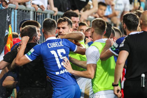 Rijeka: Sukob igrača HNK Rijeka i NK Slaven Belupo, s tribina letjele flaše i čaše