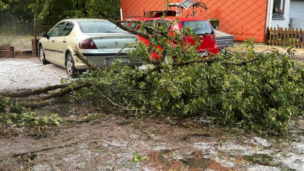 Eine heftige Unwetterfront beendete den extrem heißen Sommertag in Westdeutschland. Aus Frankreich und Luxenburg zogen a