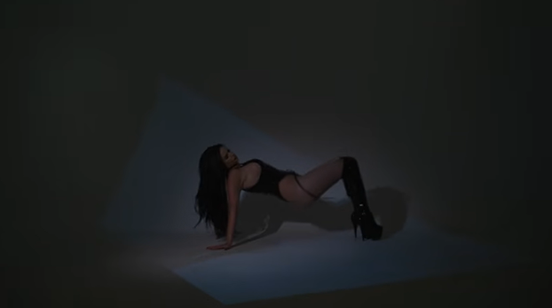 FOTO Ups! Knoll u problemima. Popustile su trake koje su joj držale grudi. Sve joj se vidi