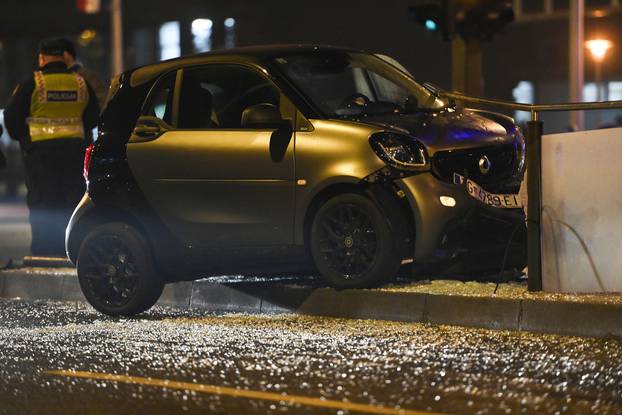 Zagreb: Smartom se zabio u tramvajsku stanicu u Ulici grada Vukovara, nema ozlijeđenih