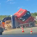VIDEO Drama na A1: Kamion se prevrnuo na bok: 'Velike su gu&zcaron;ve, drva je posvuda...'