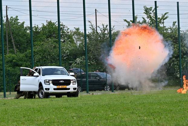 FOTO Pogledajte vježbe HV-a i policije u Okučanima: Borbe, eksplozija i skok padobranom!