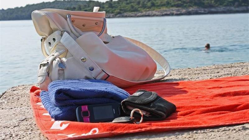 Lopovi harali plažama po Istri i Crikvenici. Krali mobitele, torbe i kartice. Uhitili muškarca i ženu