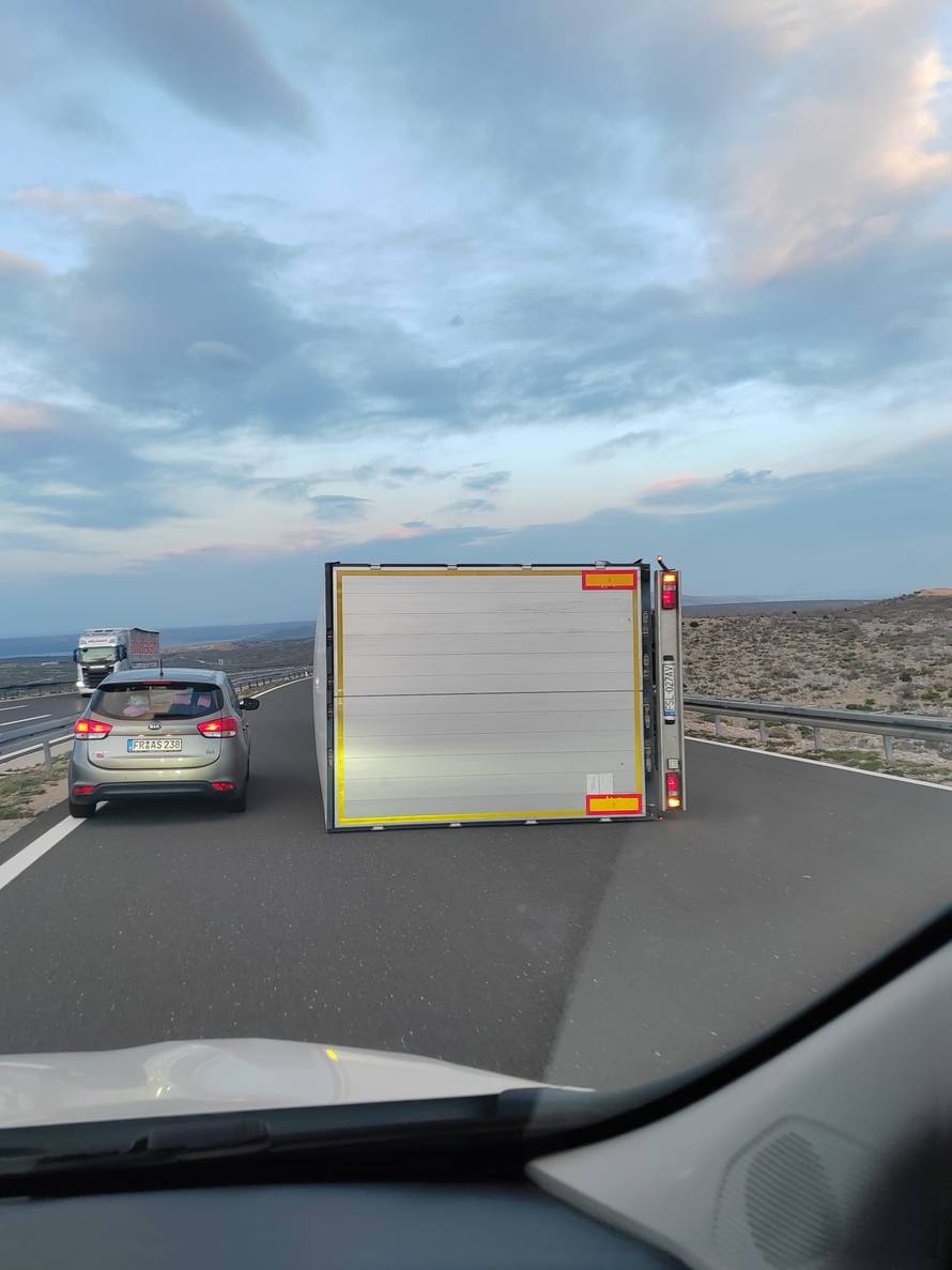VIDEO Prevrnuo se kamion kod Svetog Roka: Bura zatvorila A1