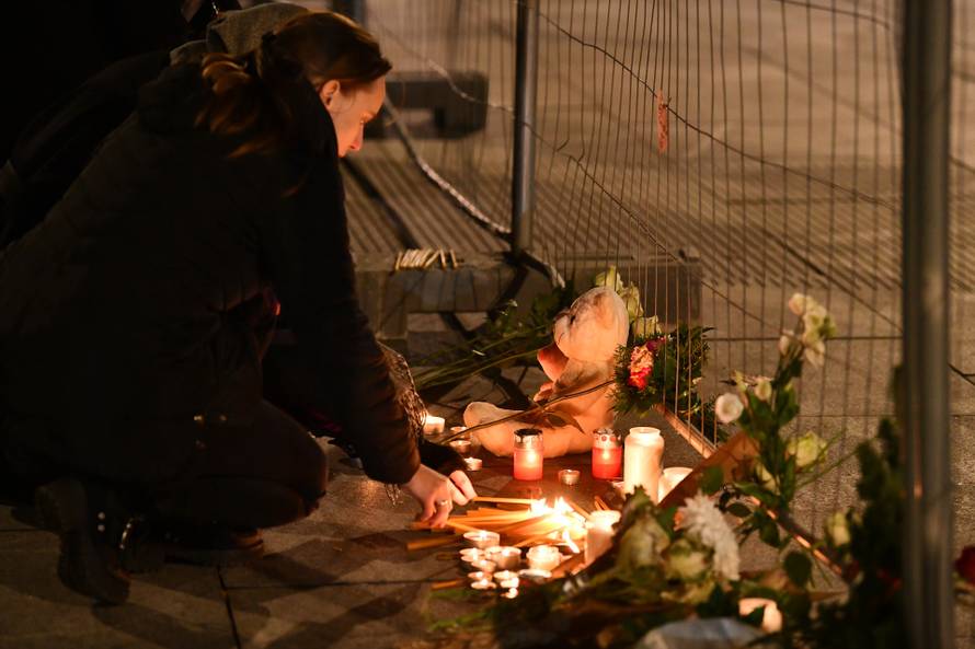 Beograd: Građani se okupljaju na Trgu republike i pale svijeće kao znak podrške i solidarnosti obitelji ubijenog djeteta u OŠ Prečko i ozlijeđenima u napadu