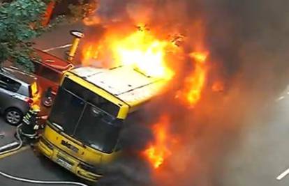 Putnici se spasili u zadnji čas, autobus je potpuno izgorio