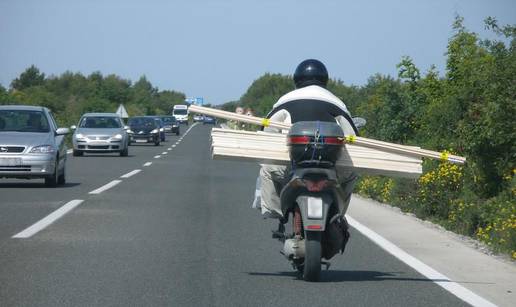 Na motociklu prevozio letve i umalo pao na vozilo