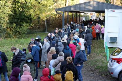 FOTO I danas ogromne gužve za testiranje na hripavac, ovako to izgleda u Zagrebu ispred HZJZ-a