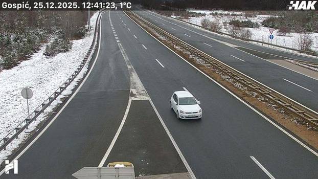 FOTO Pogledajte kakvo je stanje na cestama u Hrvatskoj: Snijeg u Lici, sunce 'provirilo' na jugu