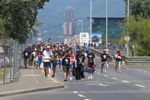 Zagreb: Tisuće fanova Thompsona prolazi Mostom mladosti koji je zatvoren za promet