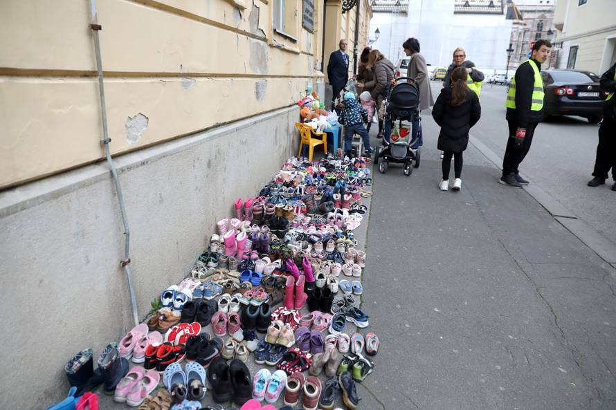Akcija "Zagrebu nedostaju vrtići" Hrvatske udruge roditelja odgojitelja ispred Gradske skupštine