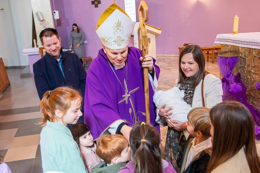 Biskup Košić krstio malu Mariju, šesto dijete u obitelji Šestak