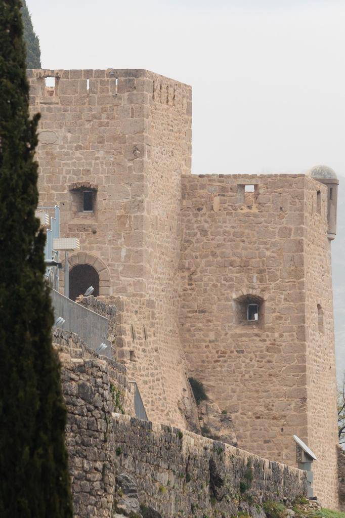 Kontroverzni prozori ekspresno nestali s tvrđave Klis: 'Vidio sam objave, uklonili smo ih sve'