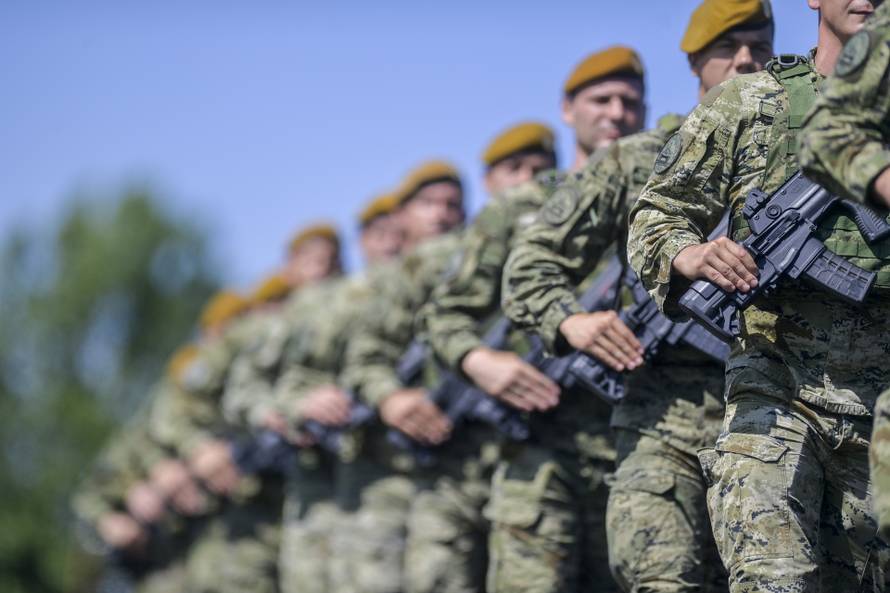 Velika Gorica: Uvježbavanje pješačkih postroja Hrvatske vojske za svečani vojni mimohod