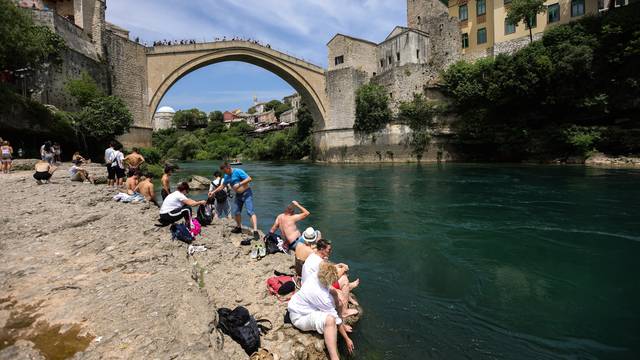 Mostar: Skakači sa Starog mosta privukli pozornost turista