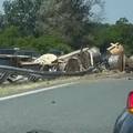 VIDEO Kamion udario ogradu na A3 kraj GP Svilaj, rasuo se teret
