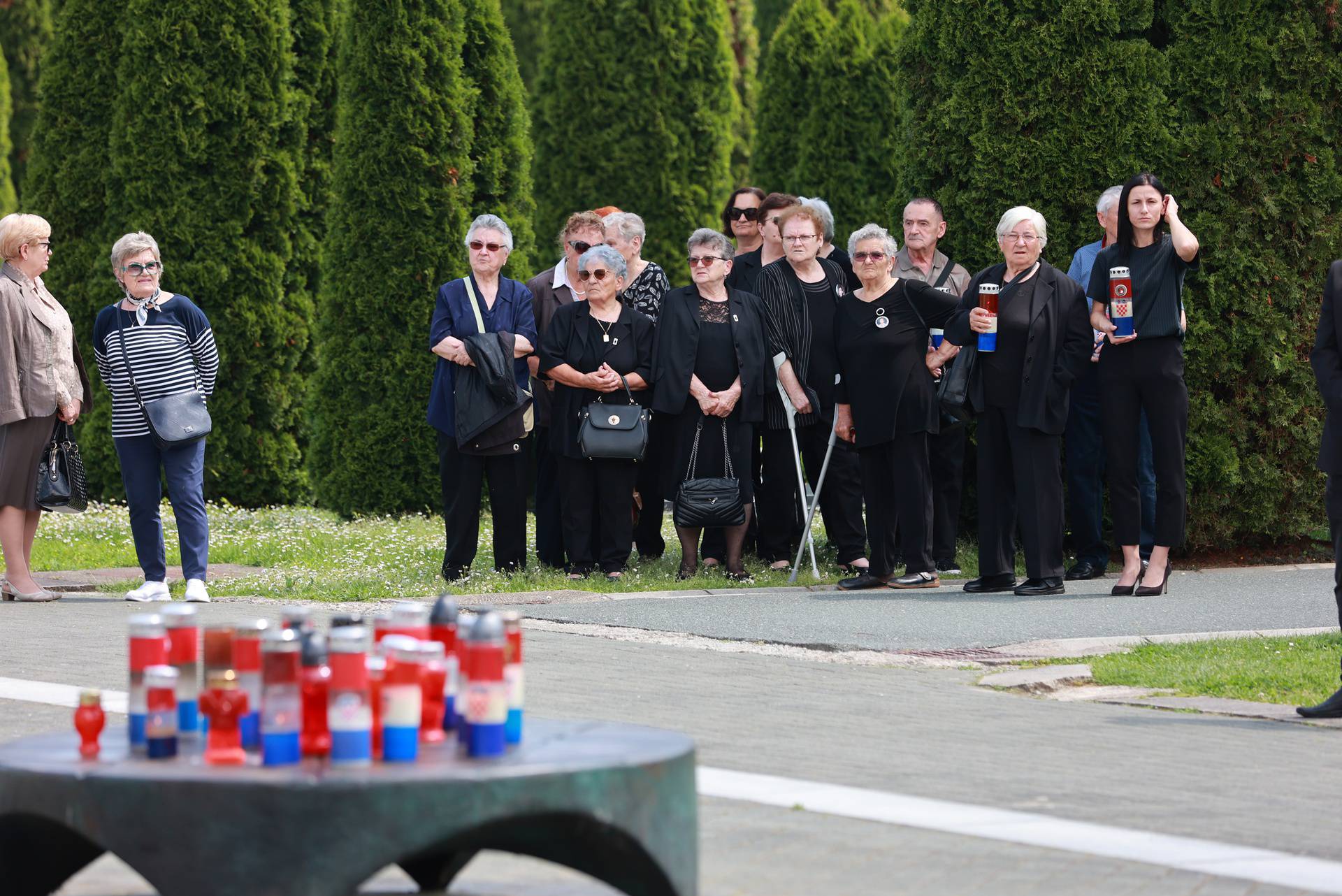 Vukovar: Ministar Medved pridružio se članovima Udruge "Vukovarske majke" te položio vijenac na Memorijalnom groblju