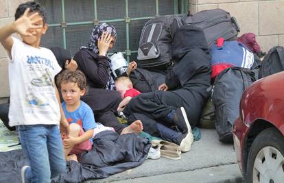 Žele u Mađarsku: Imigrantski val je preplavio cijeli Beograd