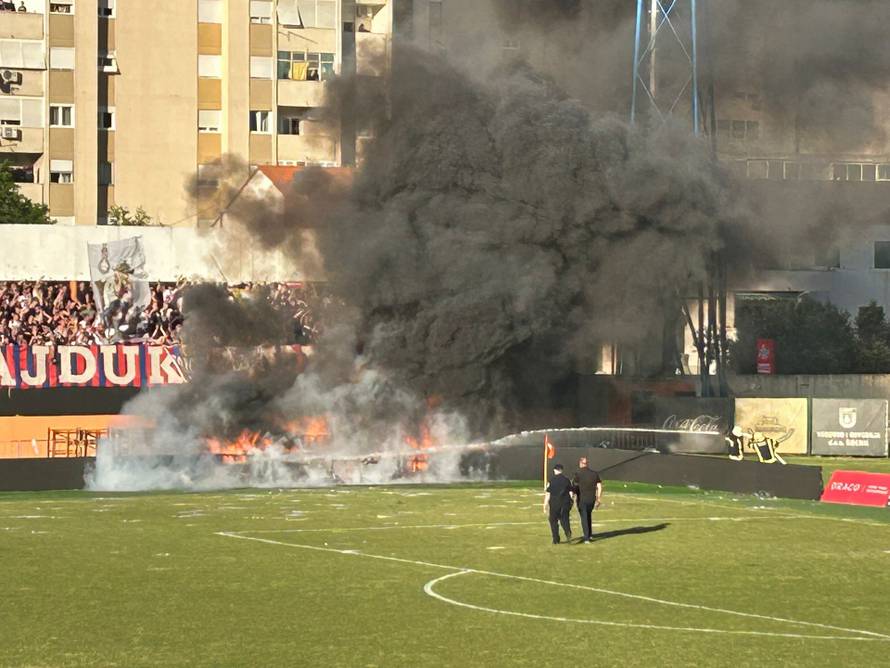 Torcida je napravila kaos u Šibeniku! Bakljom pogodila svog golmana, zapalila reklamu