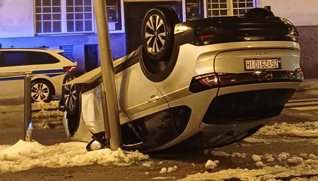 Teška nesreća u Zagrebu: Auto na krovu! Pogledajte fotke