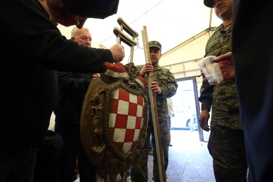 Pomaže im i vojska: Počelo je demontiranje šatora u Savskoj