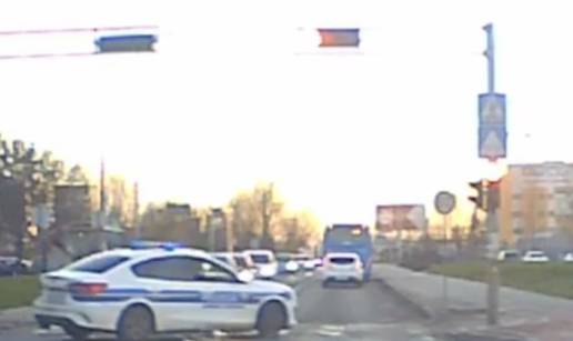 VIDEO U Zagrebu je prošao kroz crveno. Stigla ga je prometna karma. Policija je upalila rotirke