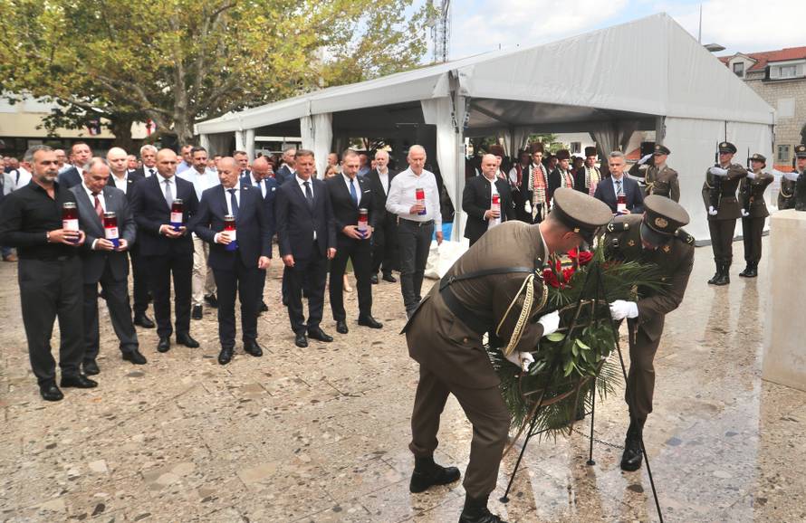 Sinj: Državni vrh položio vijence kod spomenika Franji Tuđmanu