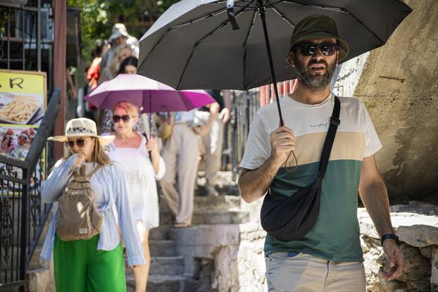 Mostar: Brojni turisti rashladili se u Neretvi