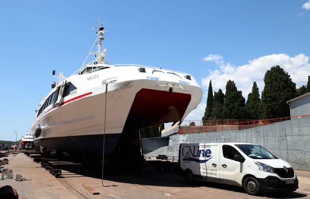 Ošte?eni katamaran Melita dotegljen u šibensko brodogradilište Iskra