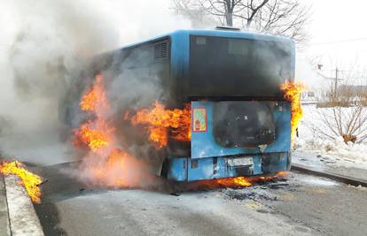'Sukljao je dim pa je planulo': ZET-ov bus zapalio se u vožnji