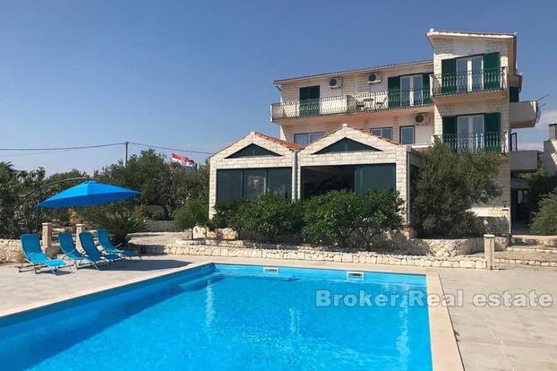 FOTO Kupite kuću s bazenom, a dobijete restoran u prizemlju, bazen i pogled na Rogoznicu!