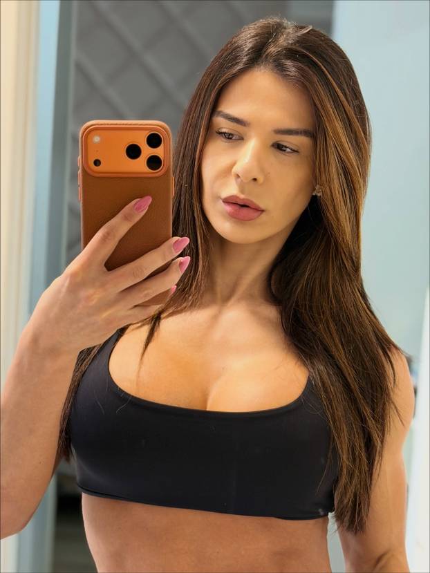 FOTO Fitness model: Tijelo mi je toliko savršeno da me svi pitaju jesam li stvarna ili AI model