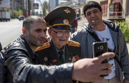 Vojni veteran (100) je zvijezda u Rusiji, svi žele selfie s njim