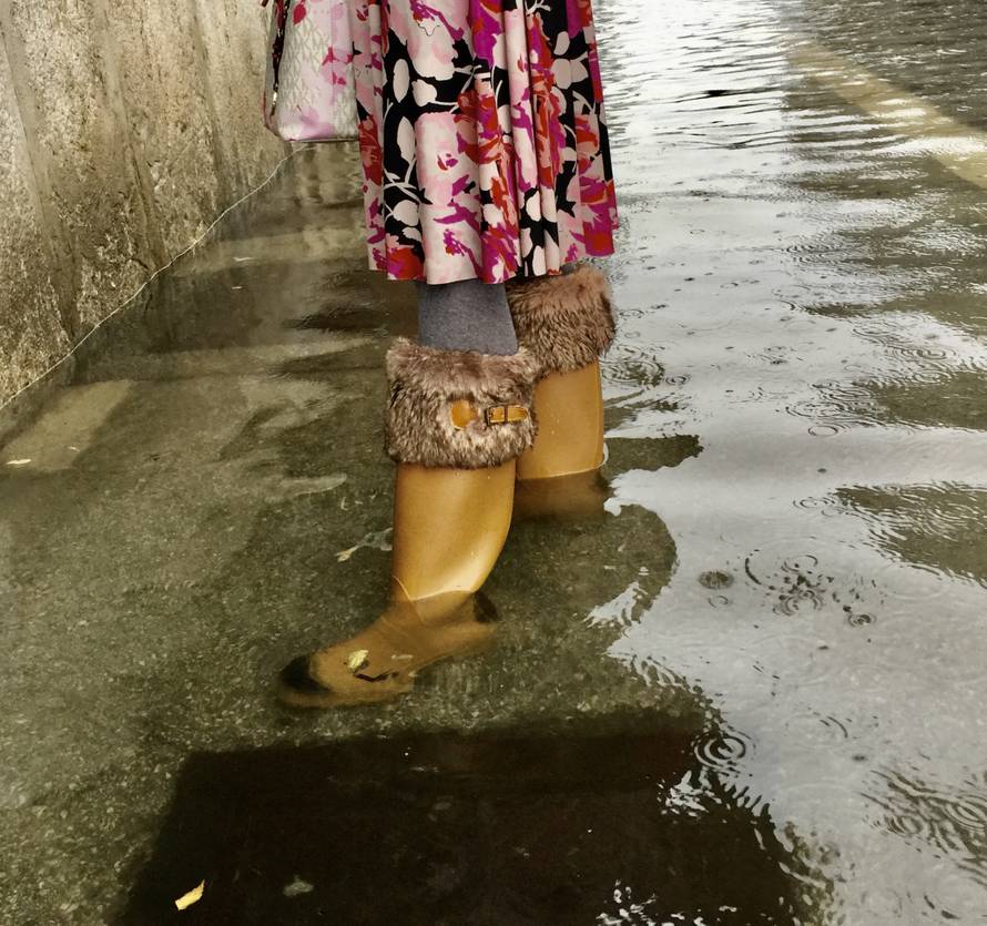 Rijeka u poplavi, ljudi do posla putuju daskom za surfanje