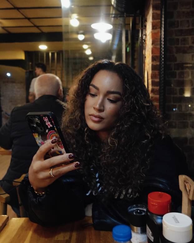 Zvijezda Galatasaraya kaže da mu izgled nije bitan. Pogledajte kako izgleda njegova djevojka