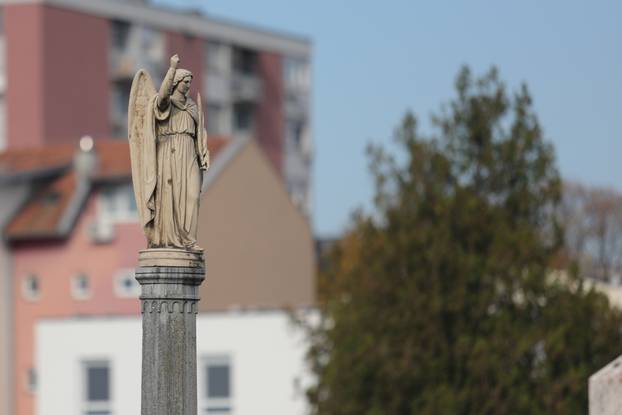 Osijek: Građani obilaze grobove najmilijih na Aninom groblju na dan Svih svetih