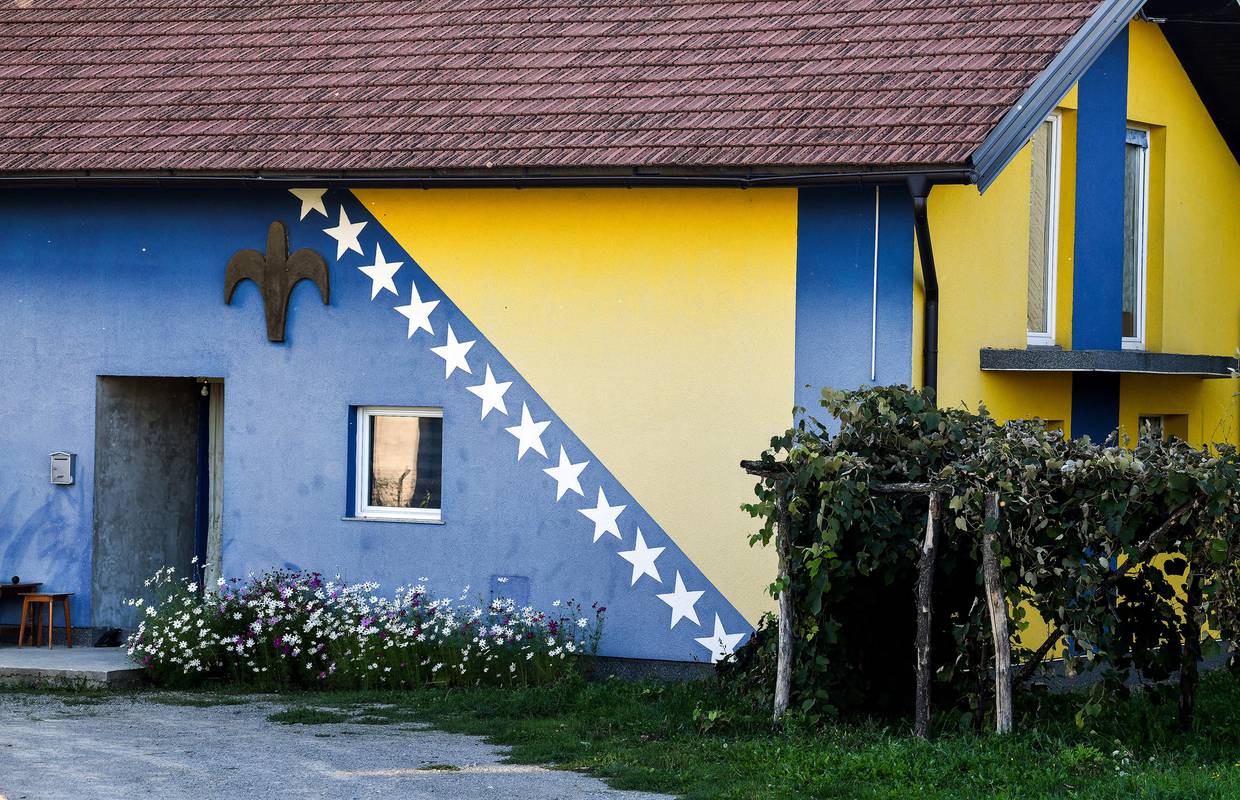 Ovaj Bosanac baš voli Bosnu: Cijela fasada u bojama zastave