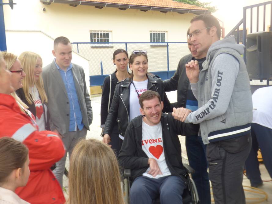 Bio je omiljeni profesor: Ostao invalid zbog zaraženog mesa?