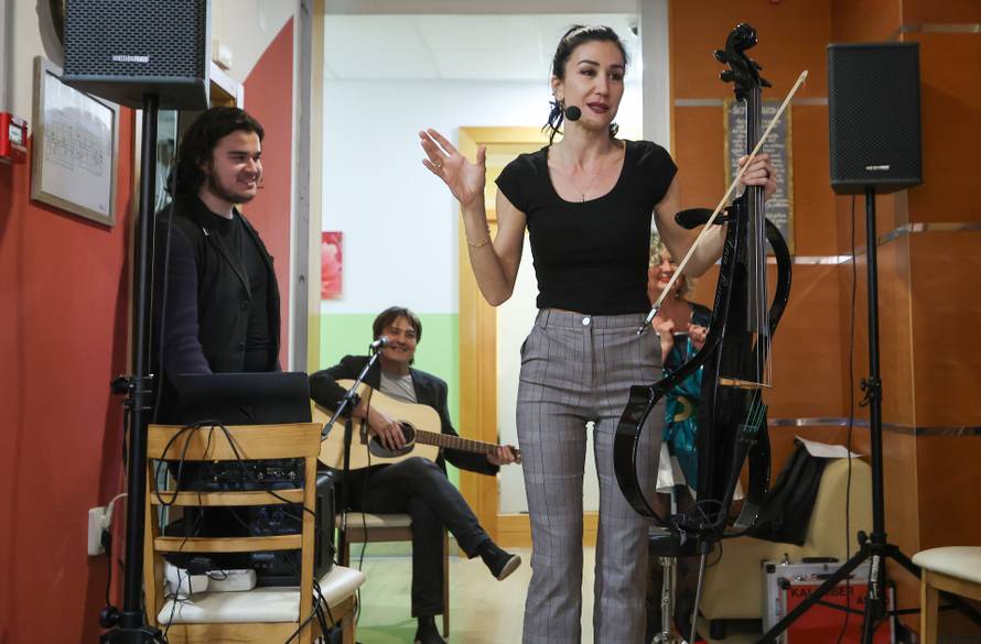 Zagreb: Ana Rucner i Vlado Kalember sa sinom Darianom nastupili u domu za starije i nemoćne Omea