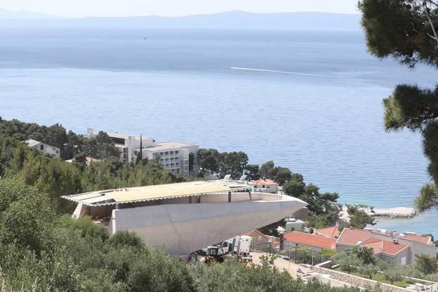 Neobična građevina u obliku velikog glisera gradi se u Baškoj Vodi