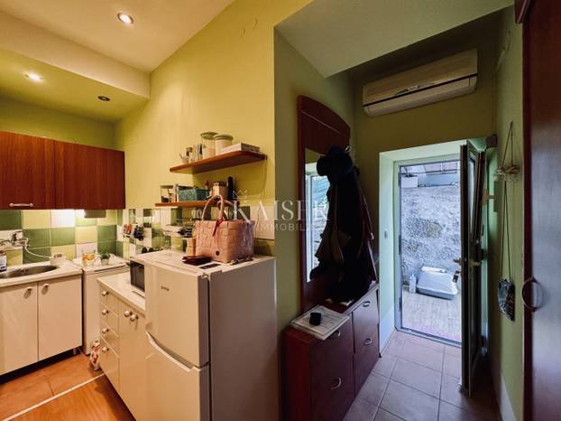 FOTO U Opatiji 13 kvadrata u suterenu prodaju za 129.000 €! Krevet je u kuhinji, a tu je i wc