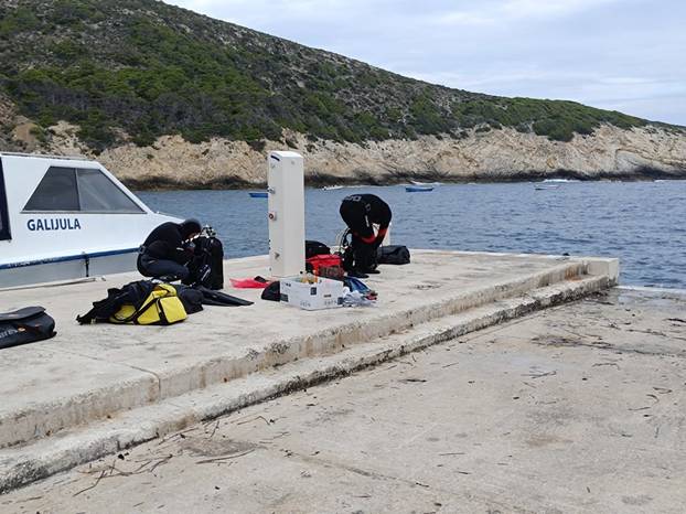 Ronioci i volonteri sudjelovali u eko akciji - čistili su podmorje kod Biševa