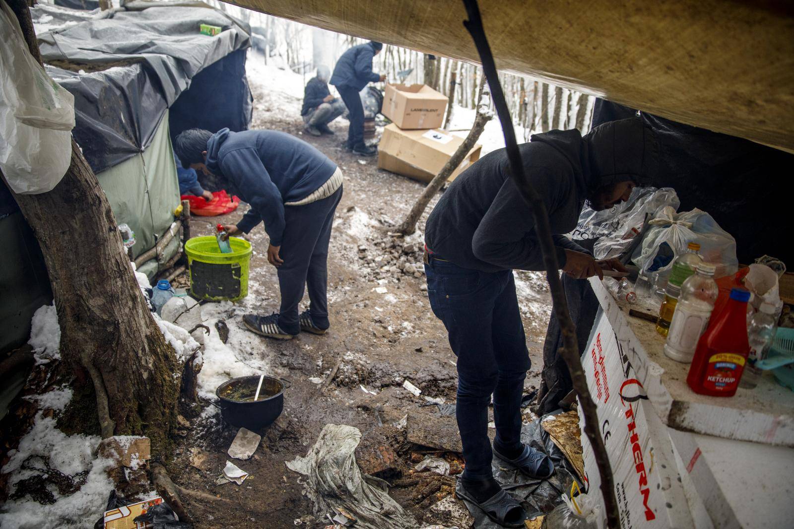 U šumama oko Velike Kladuše nalazi se nekoliko stotina migranata